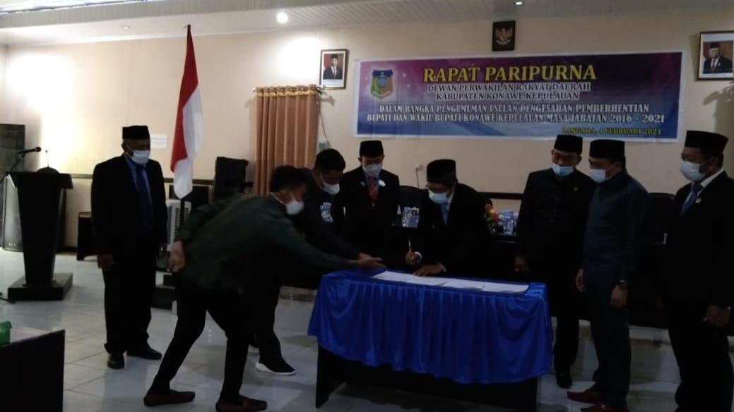 Penanda tanganan putusan DPRD Konkep terhapap Bupati Konkep