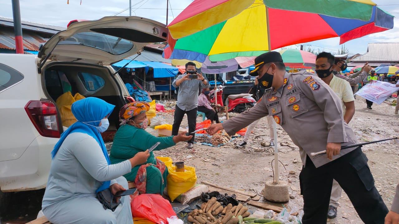 Polres Kolaka mebagikan masker ke masyarakat