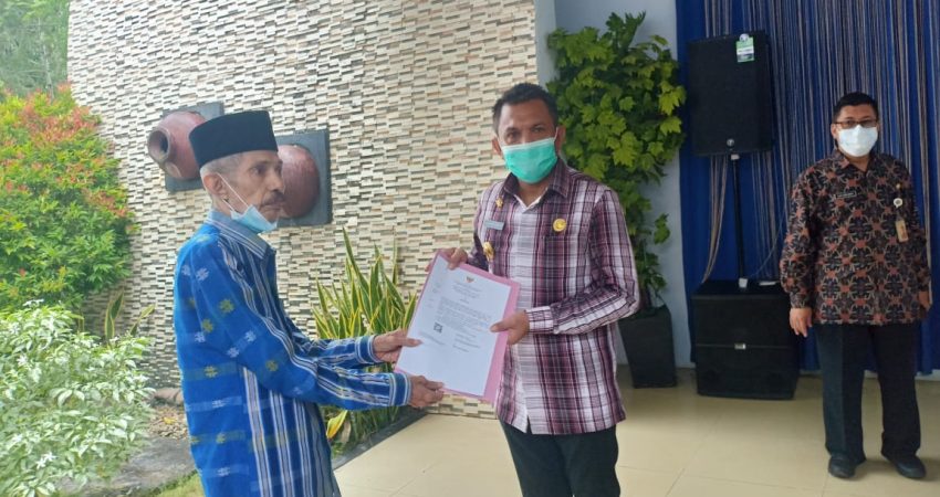 Penyerahan secara simbolis SK kenaikan pangkat bagi ASN Baubau dari Kepala Kantor Regional IV Makassar kepada Wali Kota Baubau, H. AS Tamrin