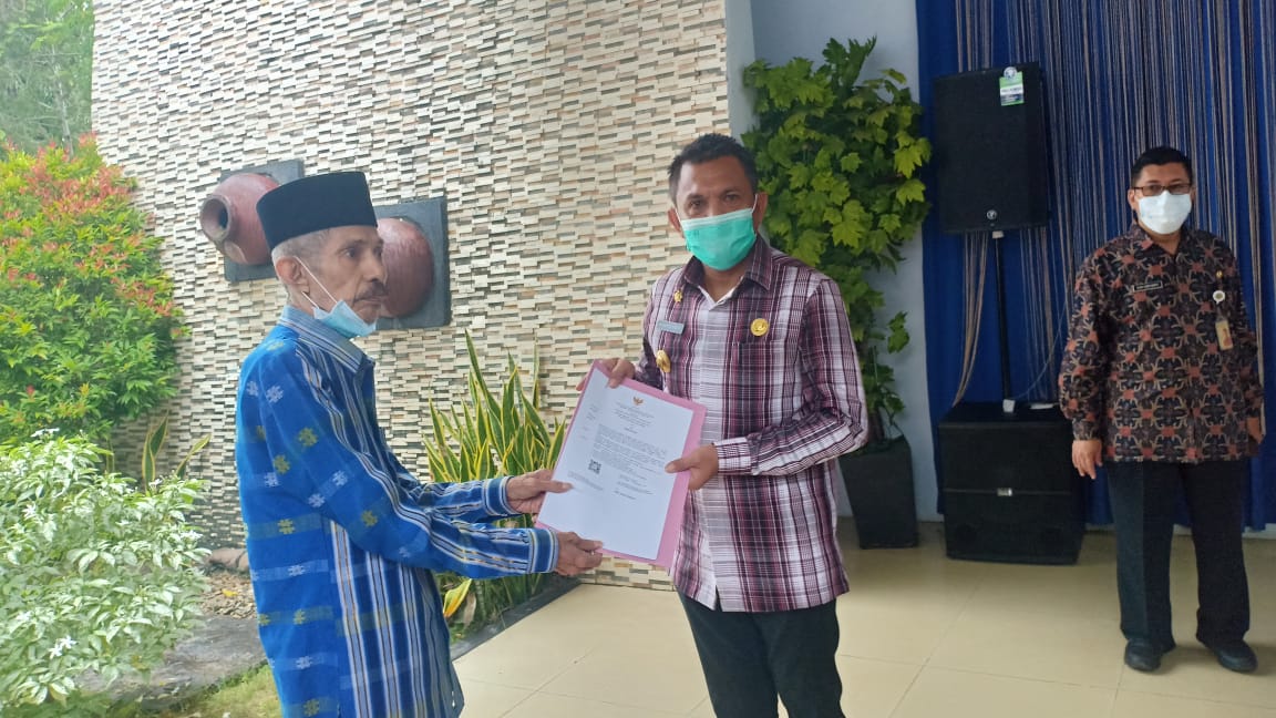 Penyerahan secara simbolis SK kenaikan pangkat bagi ASN Baubau dari Kepala Kantor Regional IV Makassar kepada Wali Kota Baubau, H. AS Tamrin