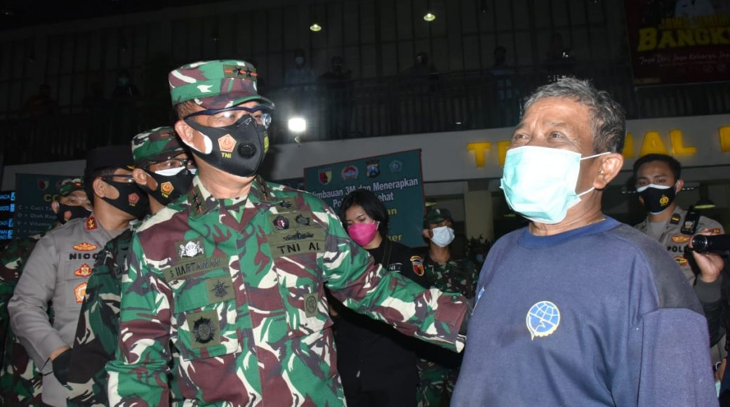 Jajaran TNI dan POLRI Pangkoarmada II bagi Sembako dan Masker