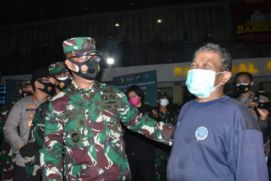 Pangkoarmada saat membagikan masker