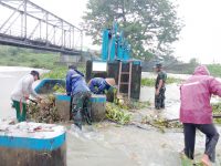 Anggota Koramil Welahan dan warga bersihkan sungai dari enceng gondok