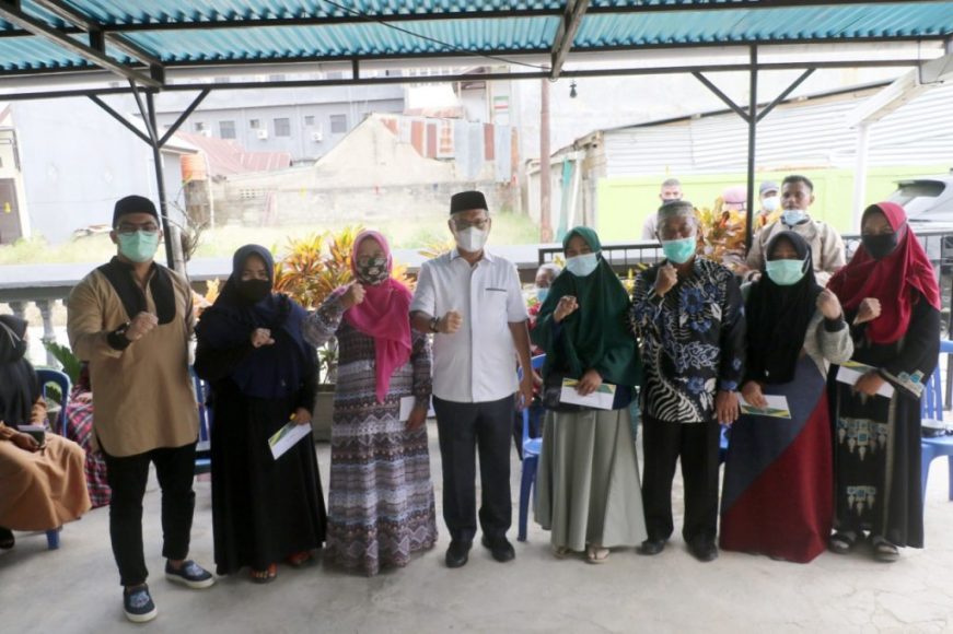Foto bersama wali kota Kendari, ketua Baznas Kendari dan masyarakat