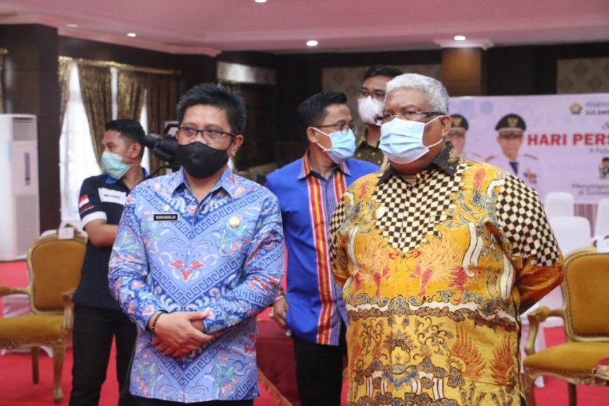 Gubernur bersama Kadis Kominfo Sultra saat menyaksikan video konferensi perayaan HPN di Rujab Sultra
