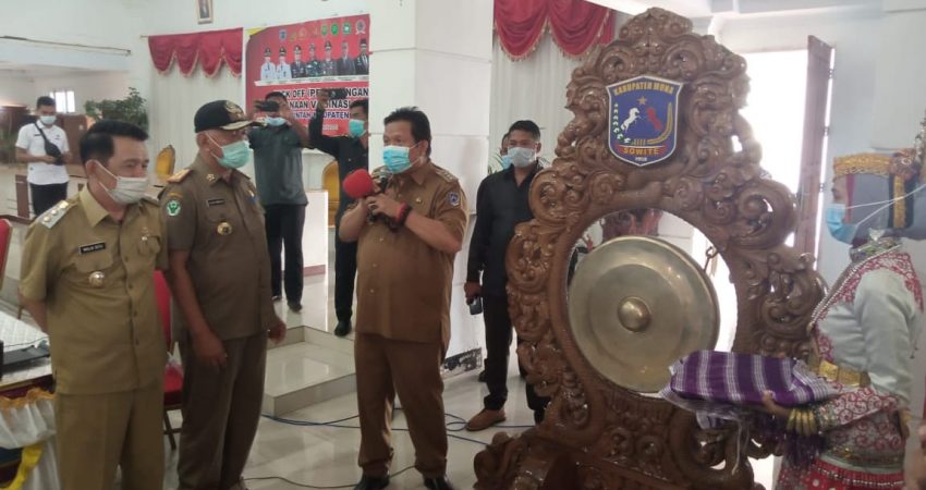 Bupati Muna, LM Rusman Emba membuka acara pencanangan vaksin di lingkup Pemkab Muna