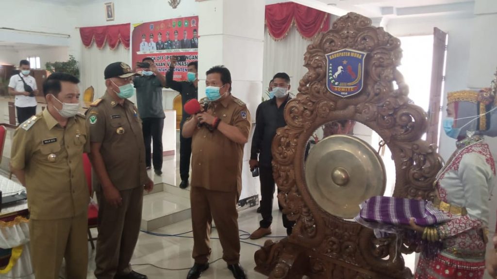 Bupati Muna, LM Rusman Emba membuka acara pencanangan vaksin di lingkup Pemkab Muna