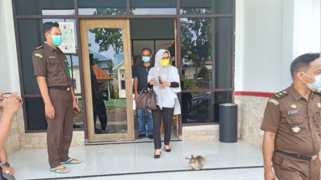 Tedakwa Kabid ADPIN Dinas Kependudukan dan Keluarga Berencana Kabupaten Konsel, Nurtin SE saat dikawal masuk mobil menuju Lapas Perempuan Kendari