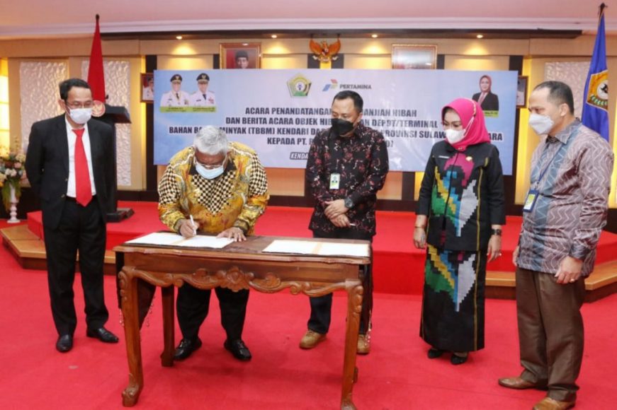 penandatanganan perjanjian hibah dan berita acara serah terima dari Pemprov Sultra ke perusahaan minyak negara tersebut di Rumah Jabatan Gubernur