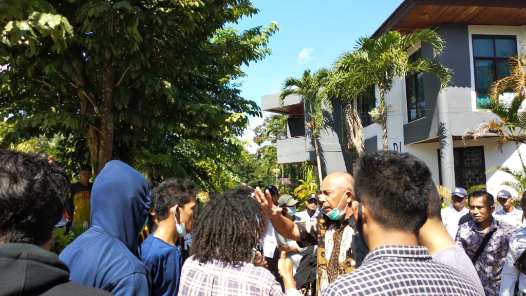 Massa aksi saat bertemu dengan pihak fakultas