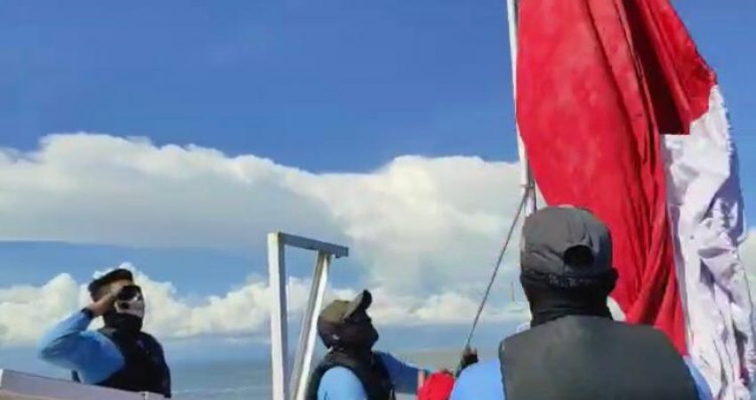 Tim kopaska melakukan penghormatan bendera sang saka merah putih di perairan karang Unarang