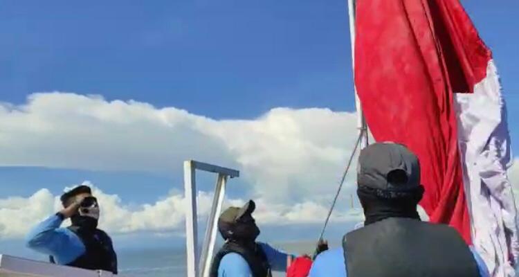 Tim kopaska melakukan penghormatan bendera sang saka merah putih di perairan karang Unarang