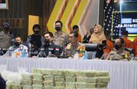 konferensi pers terkait pengungkapan narkotika jenis sabu seberat 353 Kg jaringan internasional dan dipimpin langsung oleh Kapolda Aceh Irjen Pol Drs. Wahyu Widada, M. Phil di Aula Serba Guna Mapolda Aceh.