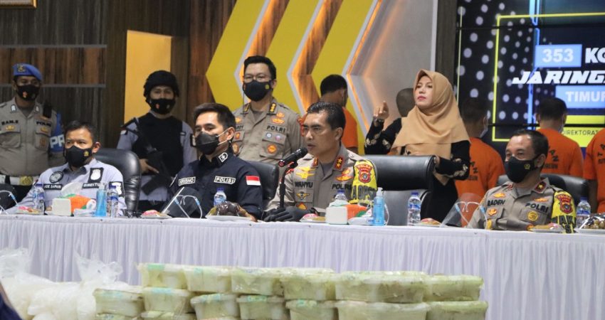 konferensi pers terkait pengungkapan narkotika jenis sabu seberat 353 Kg jaringan internasional dan dipimpin langsung oleh Kapolda Aceh Irjen Pol Drs. Wahyu Widada, M. Phil di Aula Serba Guna Mapolda Aceh.