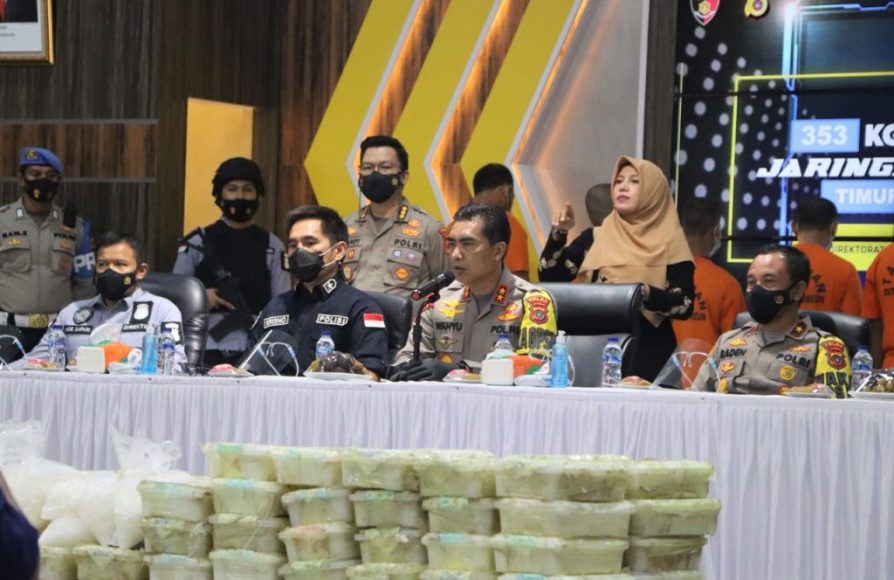 konferensi pers terkait pengungkapan narkotika jenis sabu seberat 353 Kg jaringan internasional dan dipimpin langsung oleh Kapolda Aceh Irjen Pol Drs. Wahyu Widada, M. Phil di Aula Serba Guna Mapolda Aceh.
