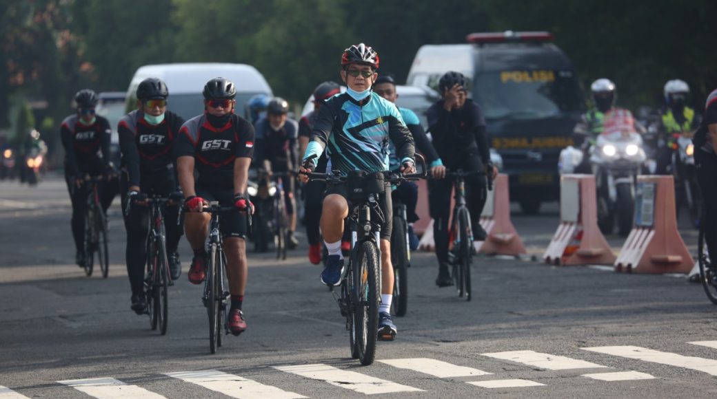 Bersama Pimpinan TNI/Polri, Pangkoarmada II Gowes Keliling Surabaya