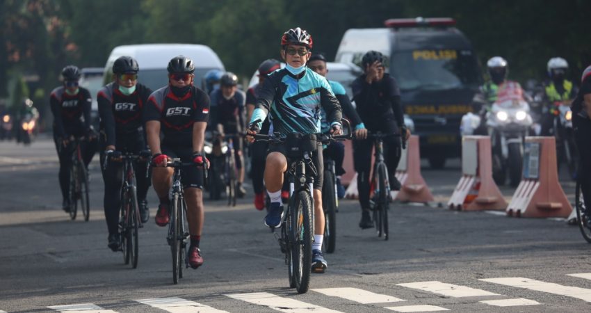 Bersama Pimpinan TNI/Polri, Pangkoarmada II Gowes Keliling Surabaya