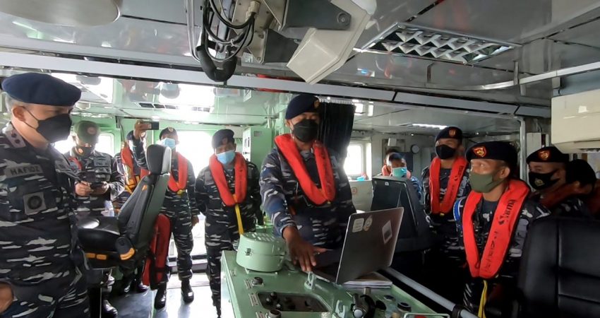 Dentuman Meriam KRI Hasan Basri Pecahkan Kesunyian Laut Jawa