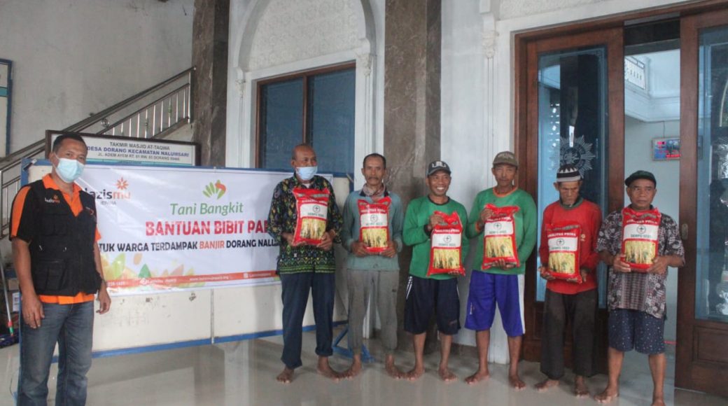 Muhammadiyah Jepara lewat LAZISMU Salurkan Bantuan ke Petani Korban Banjir