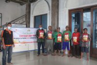 Petani yang terdampak banjir menerima bantuan dari Muhammadiyah Jepara