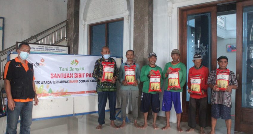 Petani yang terdampak banjir menerima bantuan dari Muhammadiyah Jepara