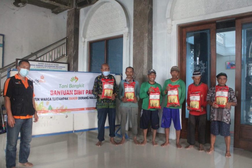 Petani yang terdampak banjir menerima bantuan dari Muhammadiyah Jepara