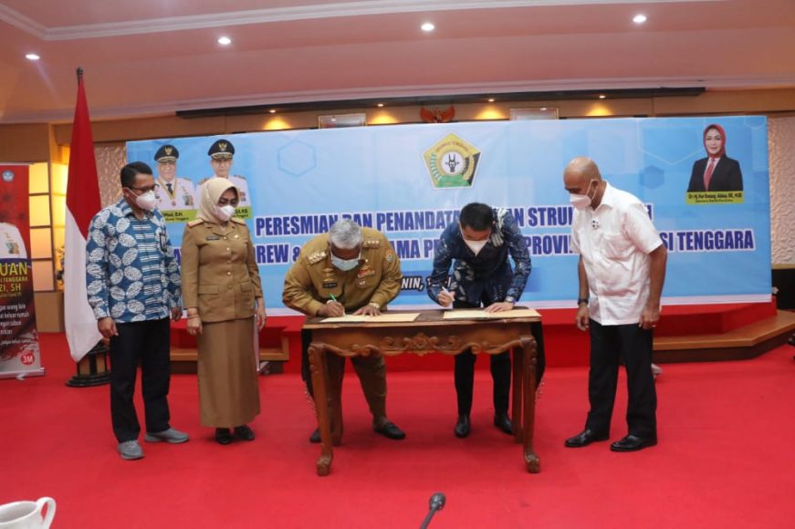 Gubernur Sulawesi Tenggara (Sultra) Ali Mazi bersama dengan Presiden Direktur PT Virtue Dragon Nickel Industry (VDNI) dan PT Obisidian Stainless Steel (OSS) Tony Zhou Yuan menandatangani struktur baru yayasan unuk pembangunan politeknik pertambangan di Kabupaten Konawe.