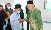 Ketua PDM Jepara berjabatan tangan dengan santri seusai peresmian