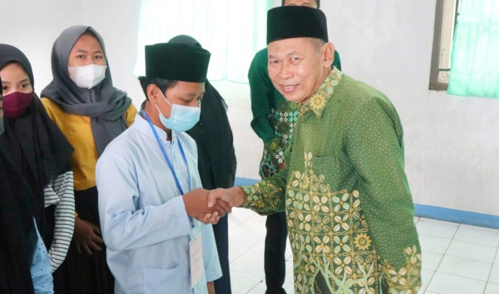 Ketua PDM Jepara berjabatan tangan dengan santri seusai peresmian
