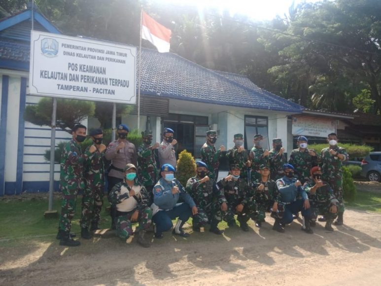 Pangkoarmada II berfoto bersama di poskamladu