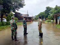 Danramil bersama kasi trantib saat meninjau banjir