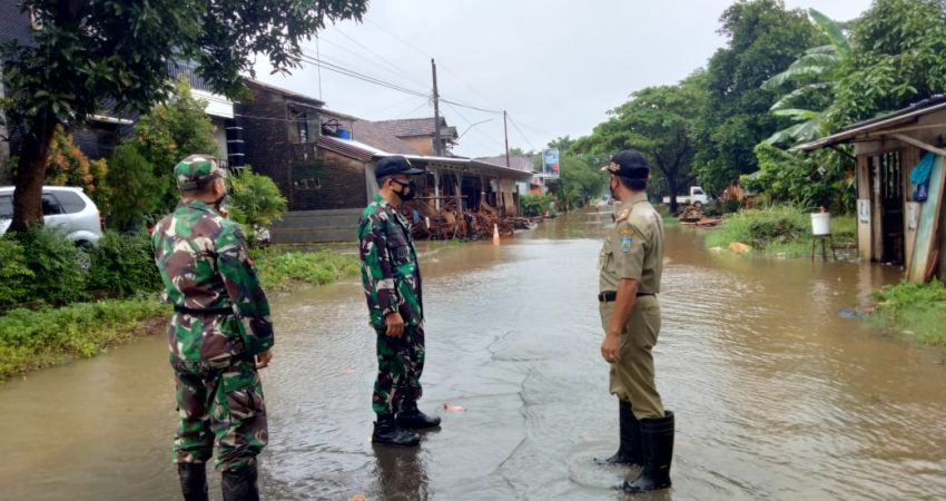 Danramil bersama kasi trantib saat meninjau banjir
