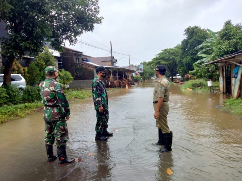 Danramil bersama kasi trantib saat meninjau banjir