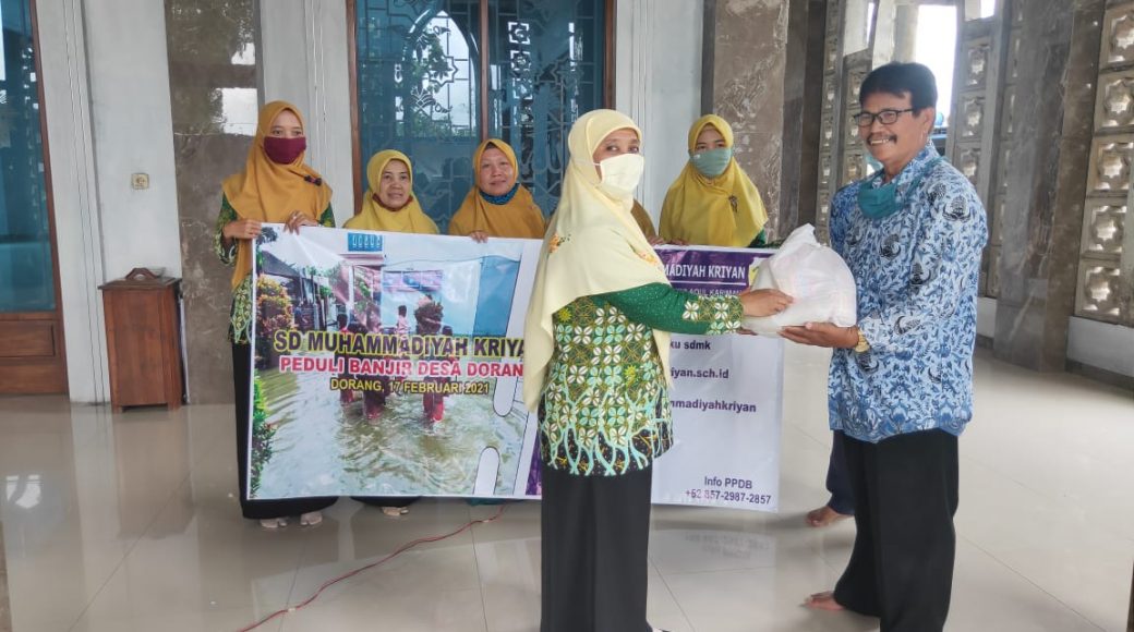 Pupuk Budaya Saling Membantu, SD Muhammadiyah Kriyan Bantu Korban Banjir
