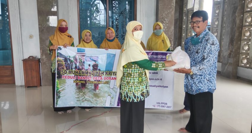 Pupuk Budaya Saling Membantu, SD Muhammadiyah Kriyan Bantu Korban Banjir