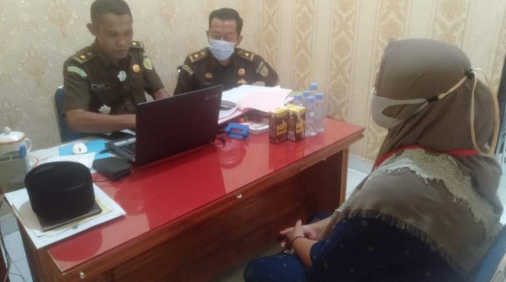 Ketua Tim Penyidik Kejari Konsel, Safri Abdul Muin bersama Kasi Pidsus, Deni saat melakukan pemeriksaan terhadap saksi dari ASN Guru TK