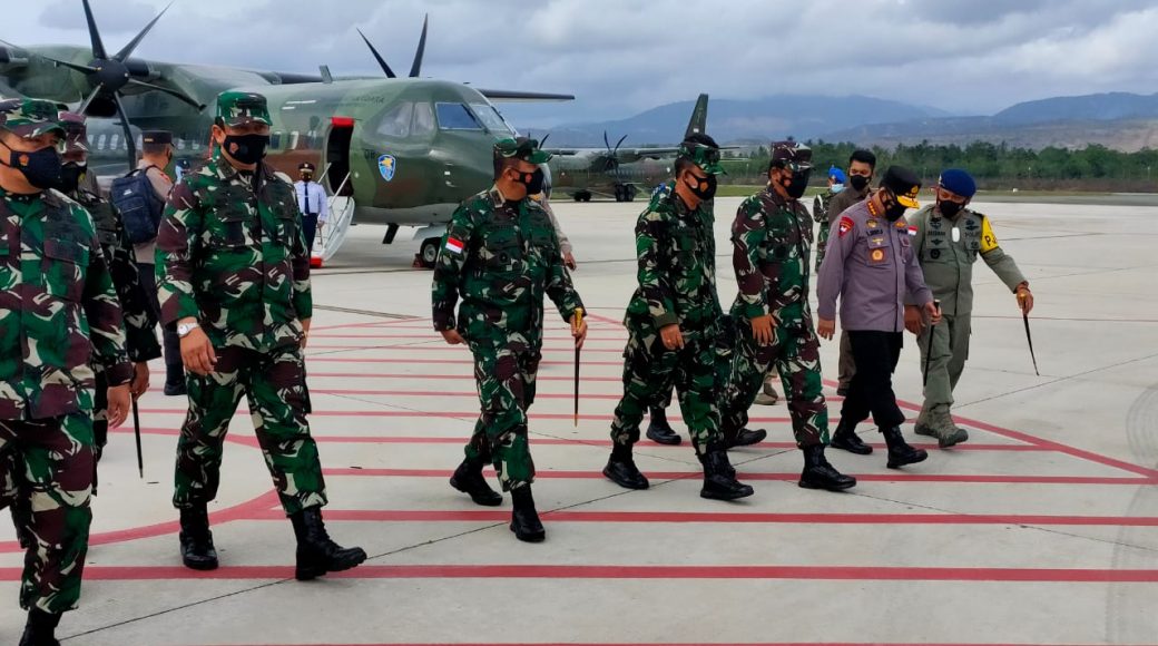 Pangkoarmada II saat mendampingi Panglima TNI dalam kunjungan di Palu Sulteng