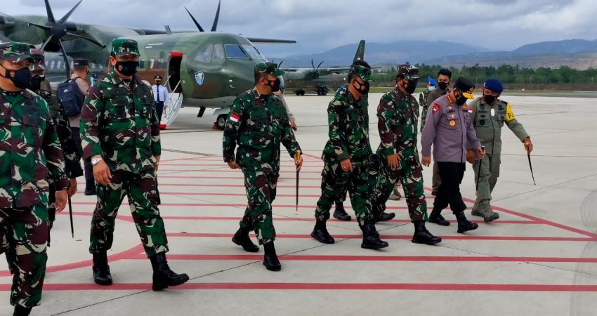 Pangkoarmada II saat mendampingi Panglima TNI dalam kunjungan di Palu Sulteng