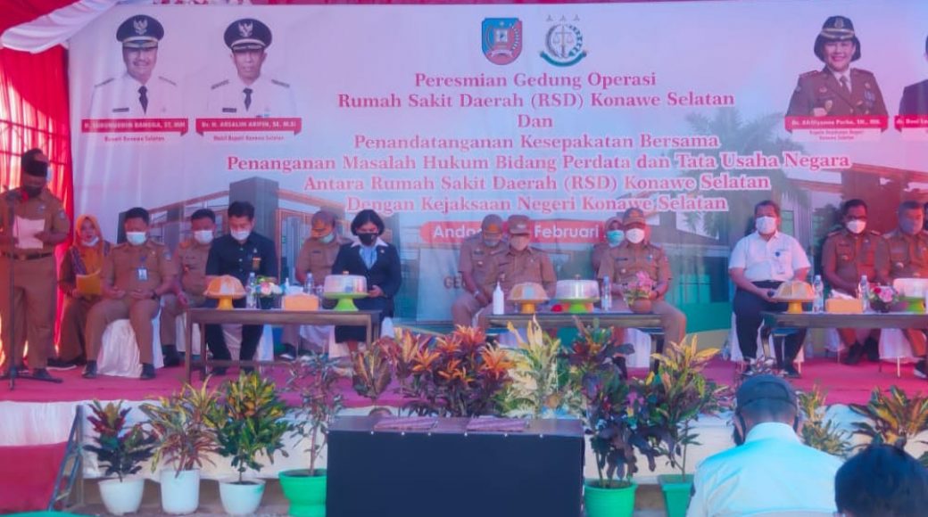 Bupati Konsel H Surunuddin Dangga (tengah) saat menghadiri acara persemian gedung operasi RSD Konsel