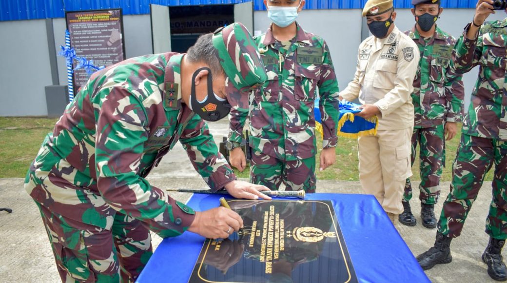 Pangkoarmada II Laksda TNI ING Sudihartawan meresmikan sarana olahraga Lanal Kendari