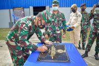 Pangkoarmada II Laksda TNI ING Sudihartawan meresmikan sarana olahraga Lanal Kendari