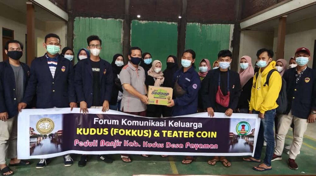 UPGRIS (Forum Komunikasi Keluarga Kudus Universitas PGRI Semarang) dan Teater Coin Universitas Muria Kudus, bersama-sama untuk melakukan kegiatan penggalangan dana