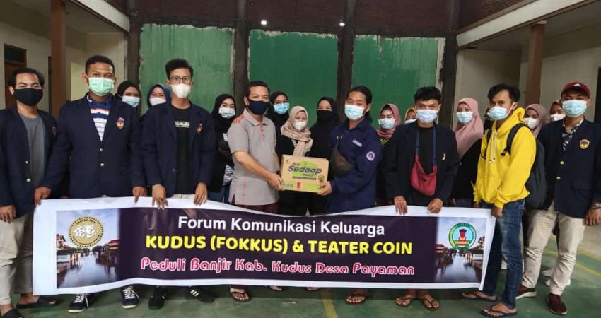 UPGRIS (Forum Komunikasi Keluarga Kudus Universitas PGRI Semarang) dan Teater Coin Universitas Muria Kudus, bersama-sama untuk melakukan kegiatan penggalangan dana