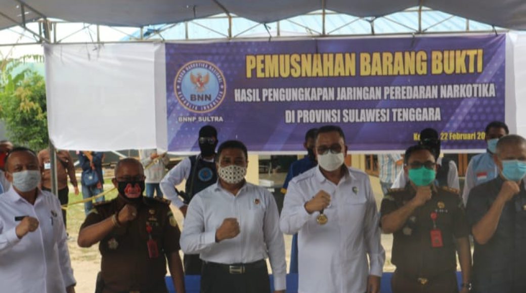 Foto bersama usai pemusnahan barang bukti narkoba oleh BNNP Sultra (Foto : Ismith)