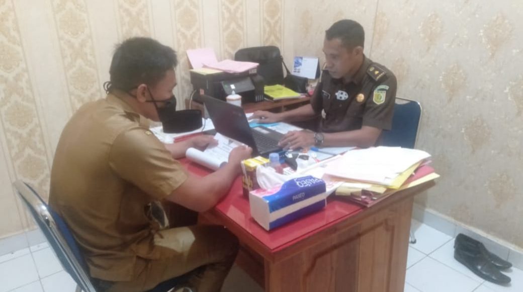 Ketua Tim Penyidik Kejari Konsel, Safri Abdul Muin saat melakukan pemeriksaan terhadap saksi kasus dugaan Pungli kenaikan pangkat dilingkup Pemda Konsel tahun 2020