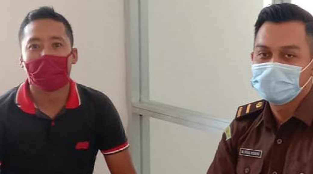 Ketua LIDIK Sultra, Surdiman saat menyerahkan laporan di Kejari Konsel