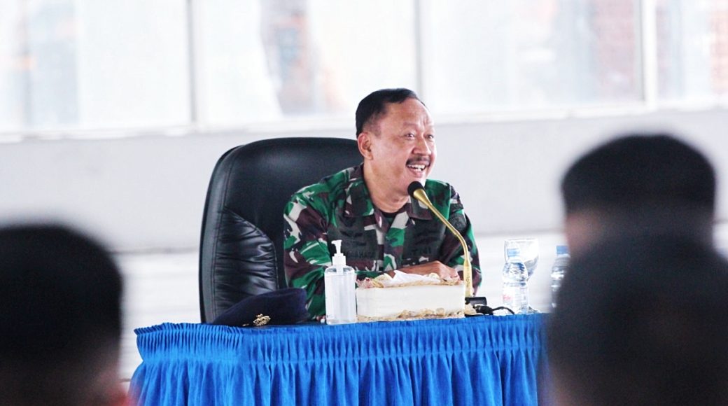 Kadiskesal memberikan pembekalan kepada satgas MTF