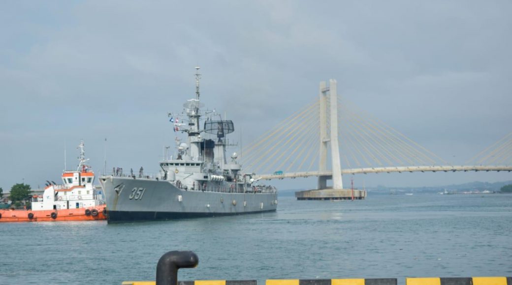 KRI Ahmad Yani Tampak dari teluk Kendari