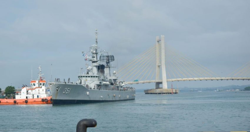 KRI Ahmad Yani-351 Sandar di Dermaga Mako Lanal Kendari