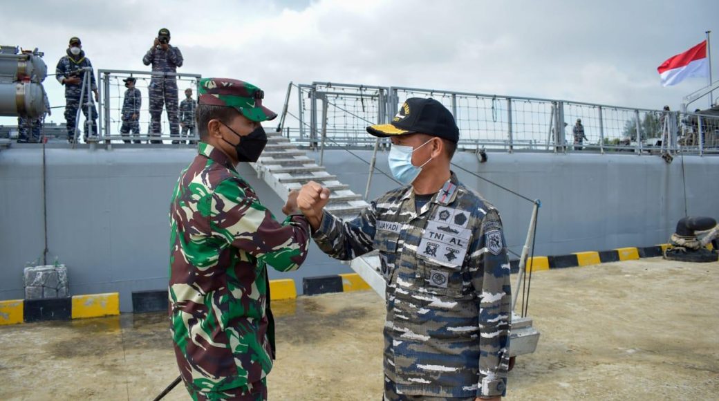 Letkol Laut (P) I Gede Putu Iwan, S.S.D.S., (kanan) dan Komandan Lanal Kendari Kolonel Laut (P) Andike Sry Mutia, S.Sos.(kiri)